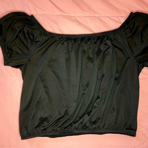 Black stretchy crop top Size Large Low Shoulder - Picture 4 of 5